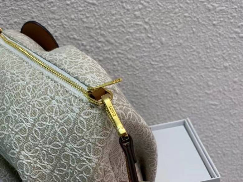 LOEWE Mini Canvas Anagram Jacquard Elephant Bag คอลเลคชั่นใหม่ล่าสุด น้องช้างไซส์มินิน่ารักมากมาย งานแบรนด์หรูจากประเทศสเปน โลเอเว่ (LOEWE) กระเป๋ารูปทรงช้างเป็นเหมือนหนึ่งในซิกเนเจอร์ของแบรนด์ ดีไซน์คงเอกลักษณ์วัสดุ Anagram Canvas Jacquard Fabric ผสมผสาน