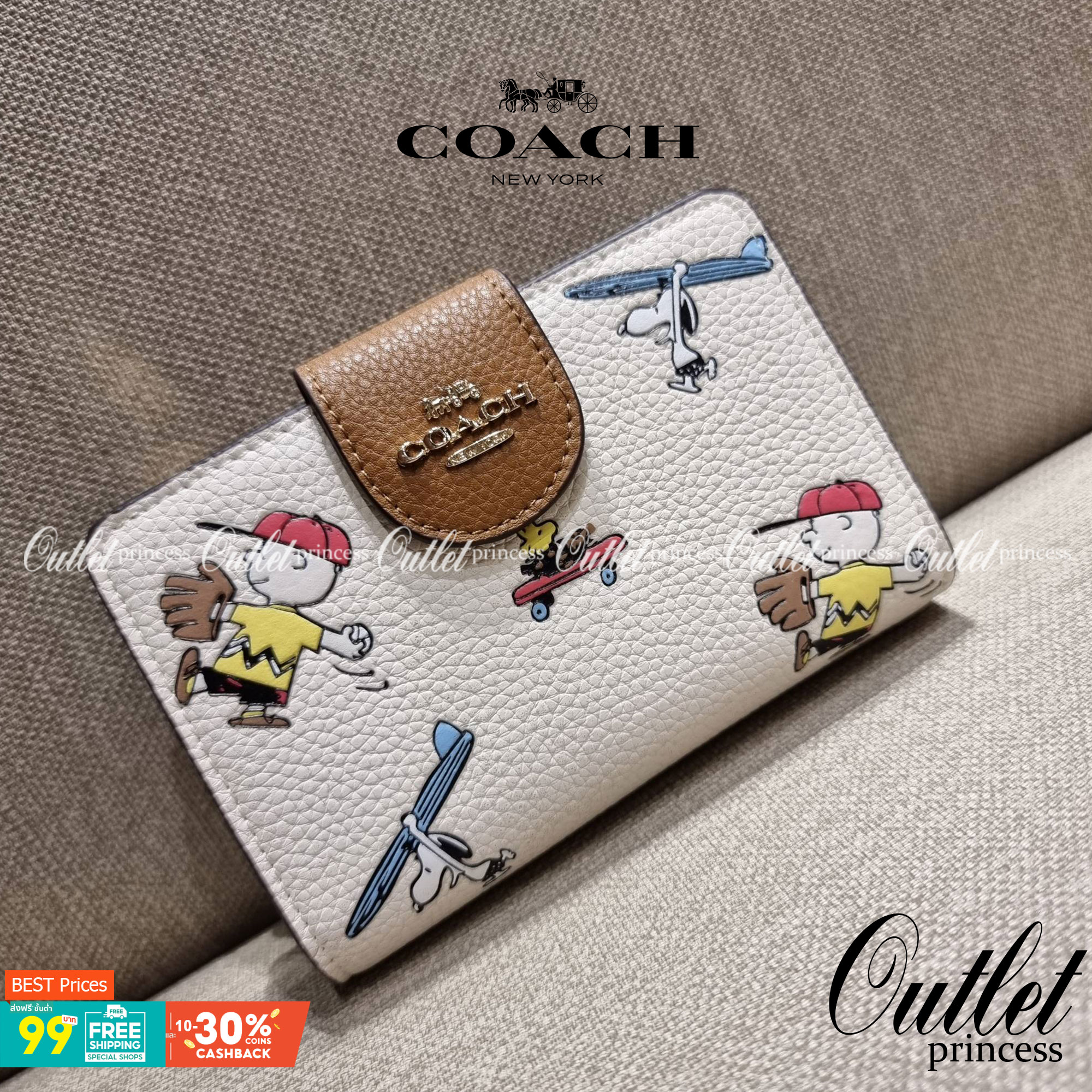 COACH C4899 MEDIUM CORNER ZIP WALLET WITH SNOPPY PRINT น้องใหม่คอลเลคชั่นสุดชิค ดีไซน์ลายพริ้นท์ผองเพื่อนสนูปพี น่ารักน่าใช้ เพิ่มลูกเล่นให้กระเป๋าสตางค์ของคุณไปอีก กับกระเป๋าสตางค์ใบกลาง ขนาดกำลังเหมาะมือ วัสดุหนัง pepble ทนทาน มีช่องใส่บัตรและธนบัตรครบ 