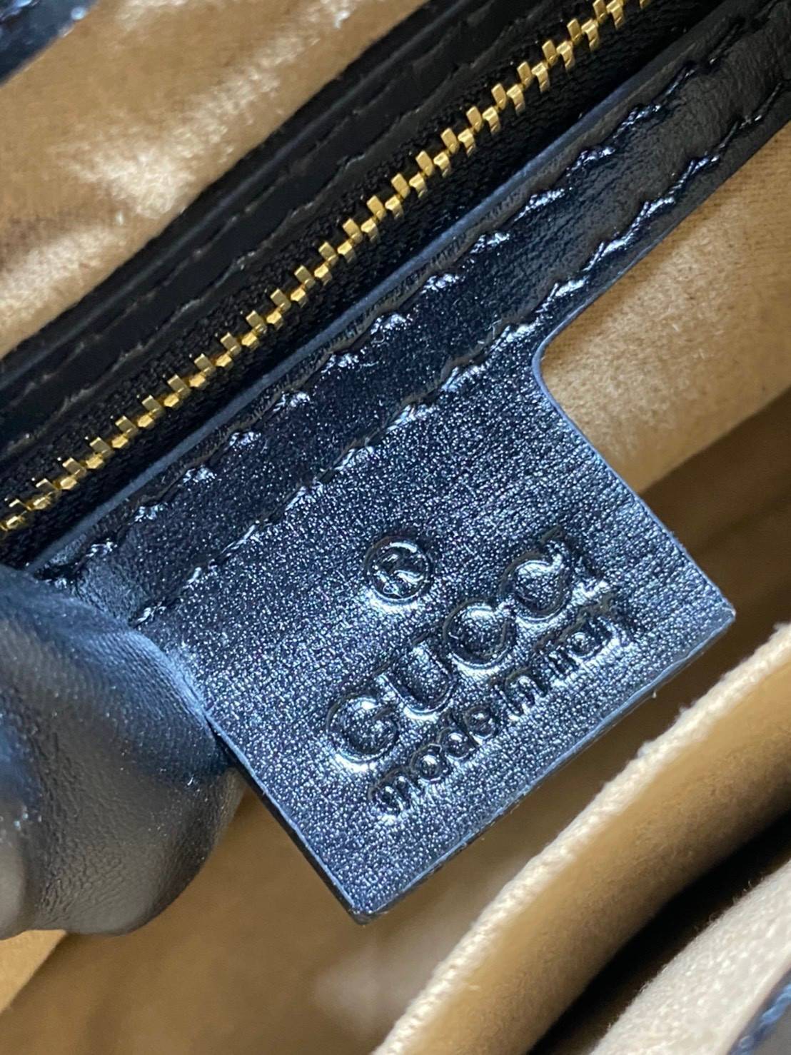 VIP GIFTbag 】หนังแท้ GUCCI Jackie 1961 mini shoulder bag กระเป่ารุ่นฮิตจาก Gucci ต้องบอกเลยว่าสำหรับสาวๆหลายคนนั้น ที่ชื่อชอบ หรือเป็นสาวกกลับแบรนด์อย่าง Gucci ต้องบอกเลยนะว่าสำหรับรุ่นนี้ห้ามพลาดไปทีเดียว บอกว่าได้เป็นตำนานควาวินเทจได้อย่างดี โดยขนาดของต