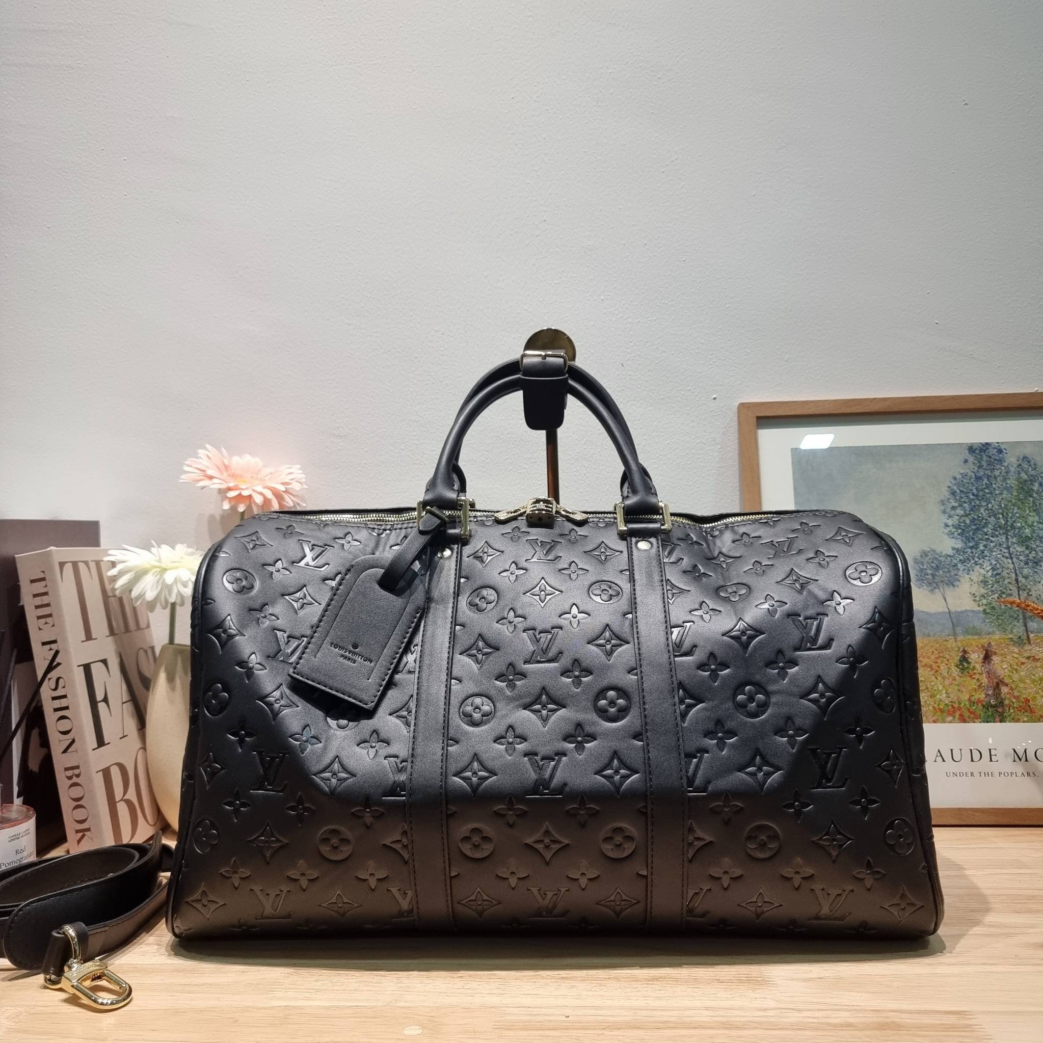 LV KEEPALL BANDOULIERE MONOGRAM LEATHER กระเป๋าเดินทางสุดคลาสสิค ทึ่ใครๆก็เฝ้ารอ ไอเท็มที่จะทำให้การเดินทางไม่ธรรมดาอีกต่อไป ด้วยดีเทลความเป็นเอกลักษณ์ เรียบแต่หรู วัสดุหนังวัวสัมผัสดี ปั๊มลวดลายโมโนแกรมรอบใบ เปิด-ปิดด้วยซิปแน่นหนา มีกุญแจล็อคได้ มีสายสะพ