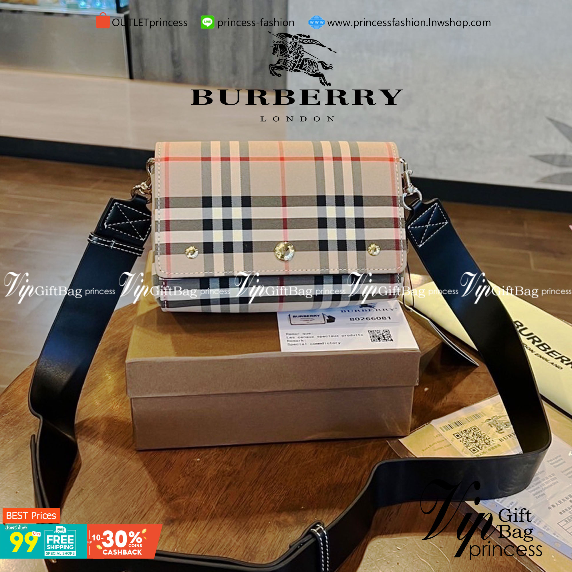 VIP 】BURBERRY FRAGRANCES VINTAGE CROSSBODY BAG กระเป๋าสะพายลายออริจินอลเรียบหรูสุดคลาสสิค เปิดหน้าสะดวกใช้ ภายในปั้มโลโก้ พร้อมสายสะพายหนังยาวปรับระดับได้จะสะพายไหล่หรือ Crossbody ก็ดูดีสวยน่าใช้มากค่ะเป็นอีกหนึ่งไอเท็มแนะนำ สินค้ามาพร้อมถุงผ้ากันฝุ่นแบรน