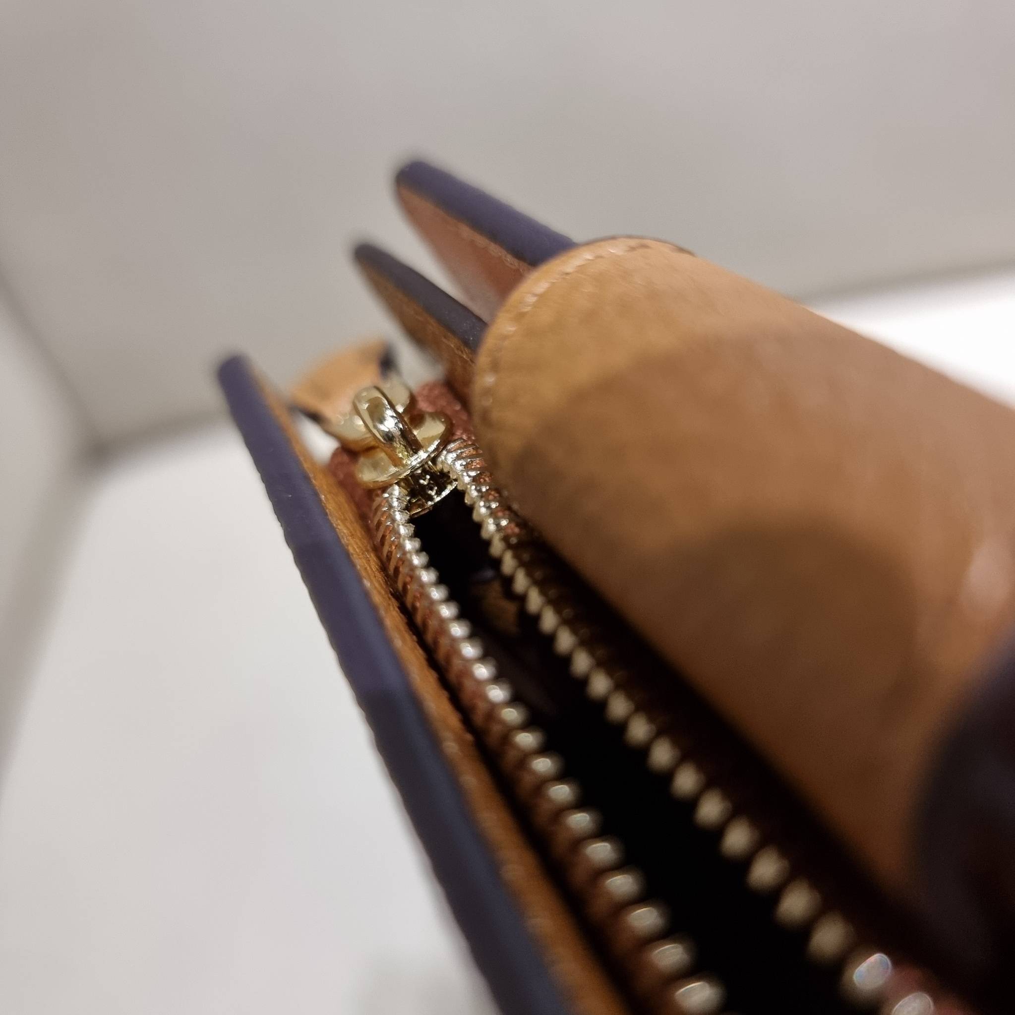 COACH C4899 MEDIUM CORNER ZIP WALLET WITH SNOPPY PRINT น้องใหม่คอลเลคชั่นสุดชิค ดีไซน์ลายพริ้นท์ผองเพื่อนสนูปพี น่ารักน่าใช้ เพิ่มลูกเล่นให้กระเป๋าสตางค์ของคุณไปอีก กับกระเป๋าสตางค์ใบกลาง ขนาดกำลังเหมาะมือ วัสดุหนัง pepble ทนทาน มีช่องใส่บัตรและธนบัตรครบ 