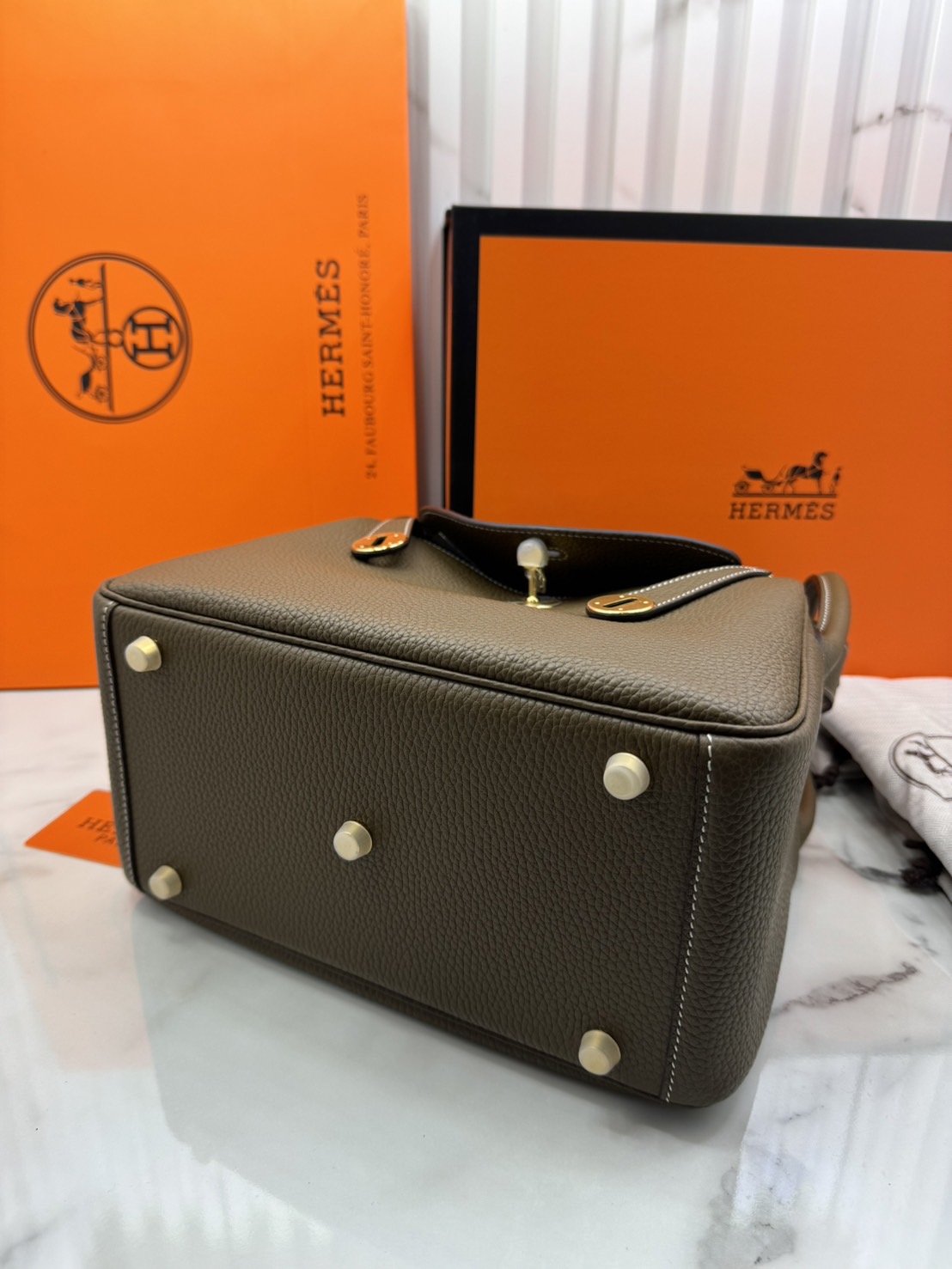 พร้อมส่ง 15 สี HERMES Lindy 26 bag กระเป๋าทรงโท้ทหนังสวยอย่างดี เอกลักษณ์ของความเรียบหรูไฮคลาสอย่างสมบูรณ์แบบ เกรดออริ สลับแท้ งานสวยตามรูป ใช้งานต่างประเทศได้