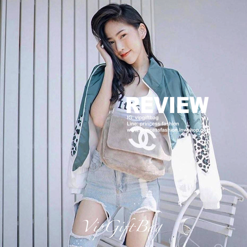 สีน้ำตาลครีม MUST HAVE ITEM 2019 !! รุ่นยอดฮิตของ *วัยรุ่นสายสตรีท ทั่วโลก จากงาน CHANEL VIP GIFT *ของแท้100% *มีป้ายNOTFORSALE เป็นกระเป๋า ใบสวยรุ่นหายาก ขนาดกำลังดี ใช้ได้ทั้งหญิงชายเลยค่ะ ขนเฟอร์นิ่มมากกก เก็บของอย่างดี น้ำหนักเบา ด้านในมีช่องใส่ของจุก