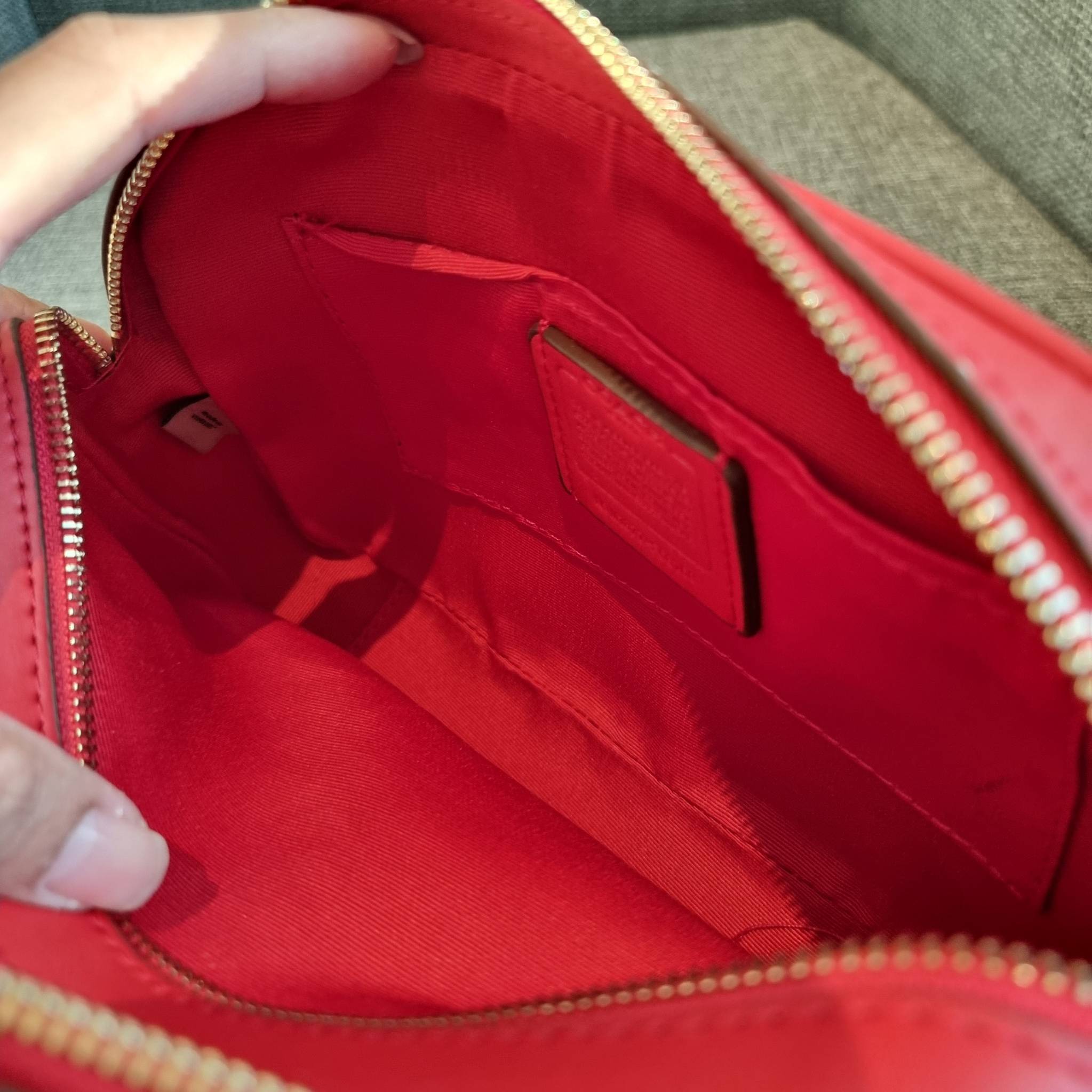 OUTLET 】COACH F68168 JES CROSSBODY IN SIGNATURE CANVAS รุ่นยอดฮิต!! กระเป๋าสะพายข้าง รุ่น 2 ซิป ใบใหญ่จุใจ สีคลาสสิคขายดี!! วัสดุหนังแคนวาสเคลือบลาย เปิด-ปิดด้วยซิป 2 ช่องหลัก ใช้งานง่าย ทรงสวยมากๆรุ่นนี้ มาพร้อมสายสะพาย crossbody ปรับได้ตามตัว ภายในใส่ขอ