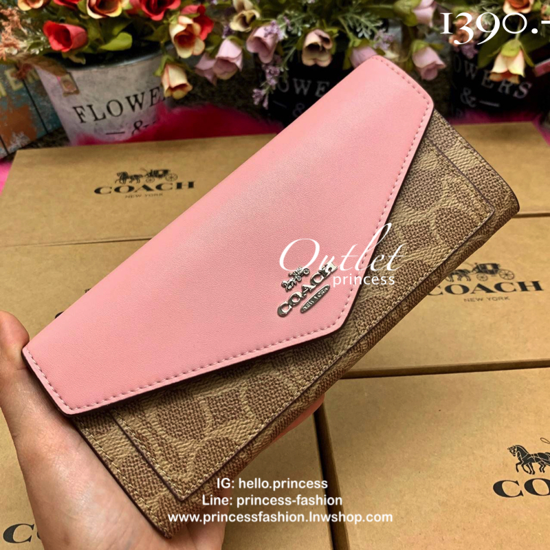 COACH SOFT WALLET BAG กระเป๋าสตางค์ใบยาว หนังชั้นแรก ลายcผสมหนังเรียบ แบบซองจดหมาย ฝาปิดเปิดแบบกระดุม มีช่องด้านหน้าหนึ่งช่อง ช่องใส่ธนบัตรตามยาวหนึ่งช่อง และช่องเสียบัตรต่างๆได้8ช่องค่ะ ด้านหลังเป็นช่องซิปยาวสำหรับใส่เหรียญนะคะ ใบขนาดพอดีมือ สีทูโทนน่าใช
