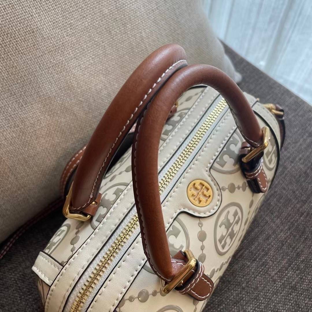 Tory Burch T-Monogram Mini Embossed Wine Bucket Bag / Tory Burch Mini Bucket กระเป๋าถือหรือสะพายไหล่ ทรงหมอนขนาดเล็ก ประดับด้วยลวดลายอันเป็นสัญลักษณ์ของแบรนด์ ถูกประดิษขึ้นด้วยความพิถีพิถันวัสดุหนังอย่างดี ด้านในบุด้วยหนังไมโครซูแอคเนื้อนุ่มทำความสะอาดง่า