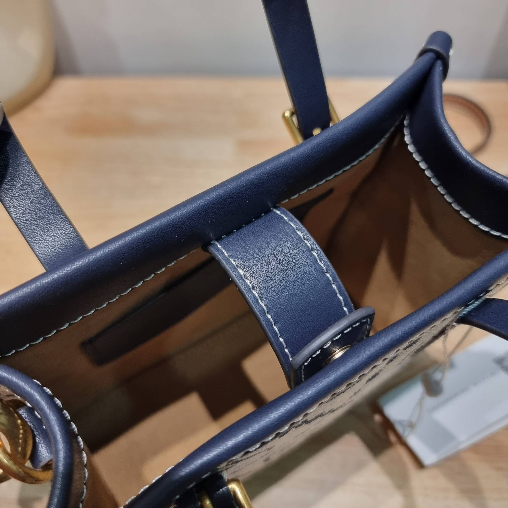 TORY BURCH MINI T MONOGRAM SQUARE TOTE รุ่นใหม่ล่าสุด คิ้วท์กว่าใคร! กับไอเท็มโมโนแกรมสุดฮิต กระเป๋าทรงโท้ทไซส์มินิ น่ารักน่าใช้มากๆ ให้คุณได้เพลิดเพลิน และคล่องตัวมากๆ