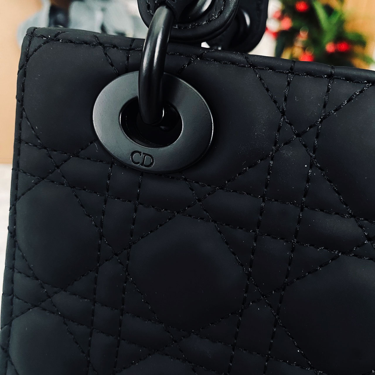 DIOR Small Lady My ABCDior bag Black Cannage Ultra-matte กระเป๋าสะพายดีไซน์เรียบหรู ทรงกล่องคลาสสิค โดดเด่นด้วยพวงกุญแจอะไหล่สีเดียวกับตัวกระเป๋า สีดำผิวแมทท์สุดคลาสสิก ลายเส้นซ้อนทับสวยงาม