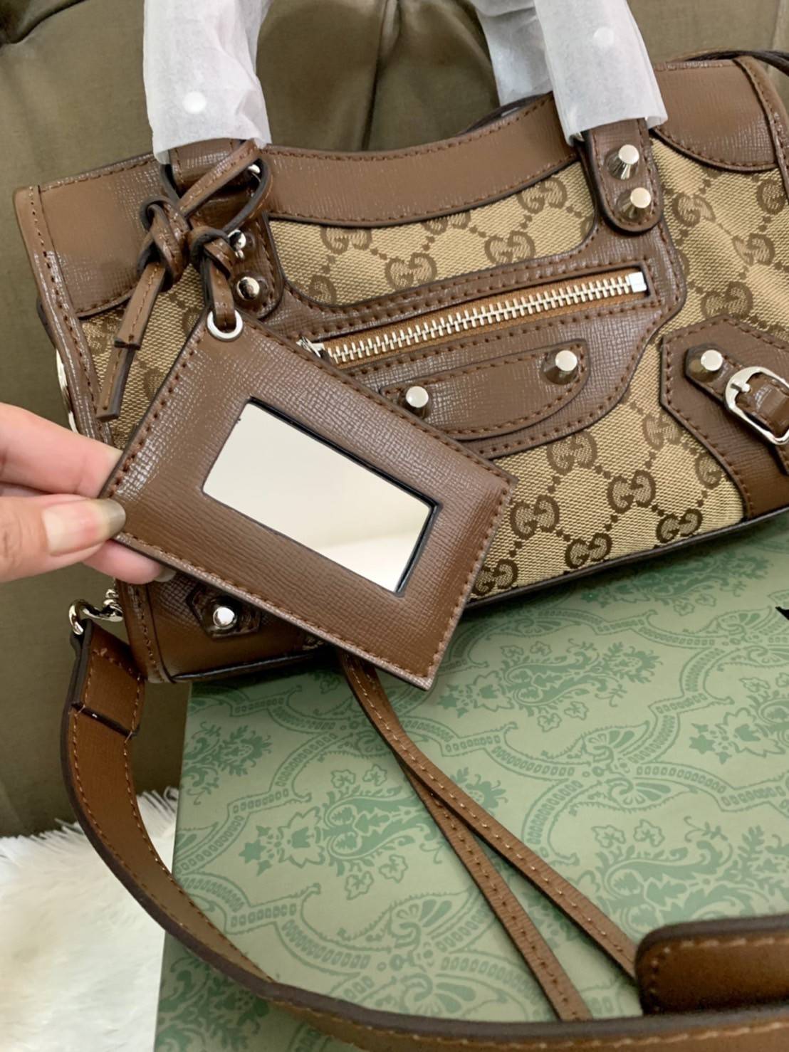 VIP 🥂 Gucci x Balenciaga The Hacker Project Mini Neo Bag คอลเลคชั่นร้อนๆ พร้อมเสิร์ฟ ที่่มีการผสมผสานระหว่างGucci & Balenciaga เข้าไว้ด้วยกัน ดีไซน์ล้ำสมัย วัสดุCanvas เย็บขอบด้วยหนังcalfskin อะไหล่เงิน ลวดลายสดใส ประทับตัวอักษรBalenciaga ลงบนผ้าเ