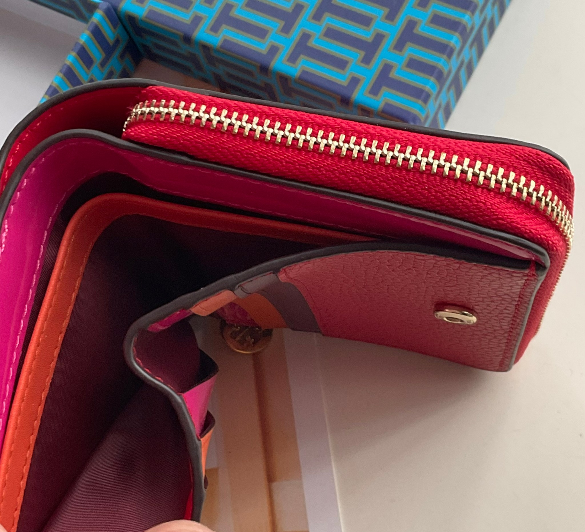 TORY BURCH LEATHER SMALL WALLET คอลเลคชั่นปีชวดจาก Tory มาในแบบกระเป๋าสตางค์ทรงสั้น เปิดใช้งาน2ด้าน มีทั้งด้านช่องซิปใส่เหรียญ และอีกด้านที่ใส่การ์ดได้มากถึง8ใบ มีช่องใส่ธนบัตร ภายในแต่งสี multi-color ดูมีสีสัน วัสดุ Simulation leather นิ่มสบายมือมีความเป