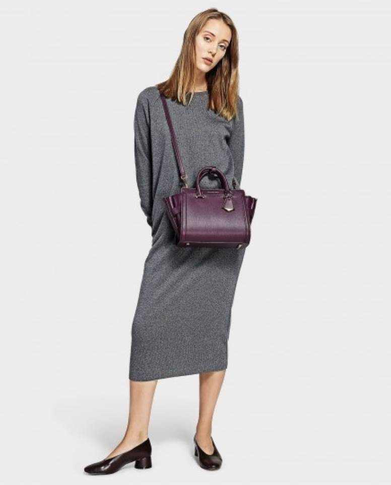 ITH STRUCTURED TRAPEZE BAG 2018 กระเป๋าถือหรือสะพายรุ่นยอดนิยมดีไซน์สวยหรูวัสดุหนังคาเวียร์อยู่ทรงด้านข้างเเต่งหนังช่องตัดดูมีดีเทล ด้านหน้าสกรีนโลโก้ ด้านหลังมีช่องซิป เปิดปิดด้วยซิปหัวซิปปั้มโลโก้ หูจับเเข็งแรง พับลงได้ พร้อมสายสะพายหนังปรับระดับได้ถอดไ