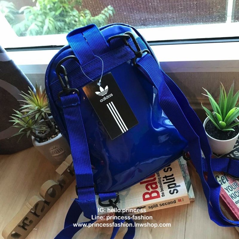 Adidas Classic Mini Backpack กระเป๋าเป้สะพายขนาดกลาง วัสดุหนังแก้ว ขนาดกะทัดรัด กันน้ำได้ เปิดปิดด้วยซิปเดียว ใส่มินิไอแพค กระเป๋าสตางค์ยาวได้ มีสายสะพายสองเส้น สามารถสะพายเป็นทรงครอสบอดี้ หรือเป้ก็น่ารักไปเลยคร้า!