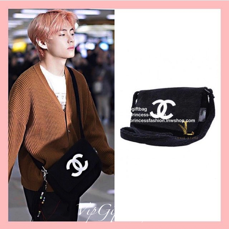 สีดำ MUST HAVE ITEM 2019 !! รุ่นยอดฮิตของ *วัยรุ่นสายสตรีท ทั่วโลก จากงาน CHANEL VIP GIFT *ของแท้100% *มีป้ายNOTFORSALE เป็นกระเป๋า ใบสวยรุ่นหายาก ขนาดกำลังดี ใช้ได้ทั้งหญิงชายเลยค่ะ ขนเฟอร์นิ่มมากกก เก็บของอย่างดี น้ำหนักเบา ด้านในมีช่องใส่ของจุกจิก MIX