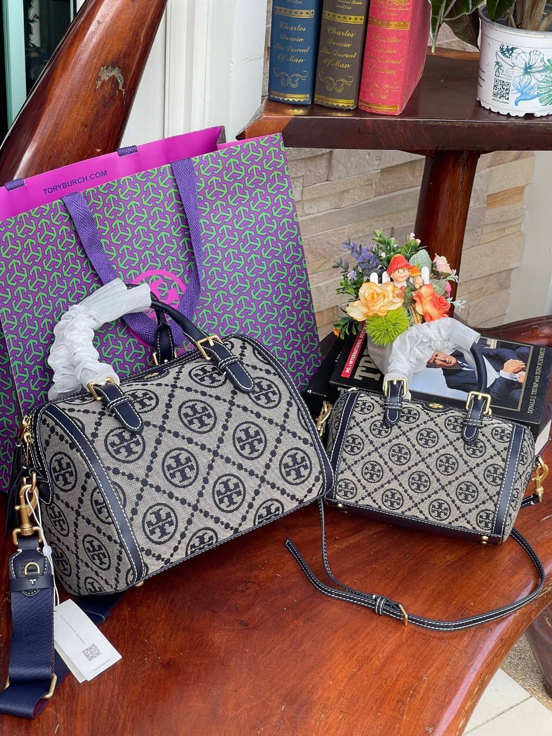 Large: Tory burch T Monograme Jacquaed Duffle เป็นทรงกระเป๋าที่มีความฮอตฮิตตลอดกาล ด้วยรูปทรงคลาสสิคและเหมาะใช้งานเข้ากับทุกสถานการณ์ ไม่ว่าจะเป็นกระเป๋าสะพายไหล่ เพิ่มความคล่องตัวและเข้าได้กับทุกลุค ไม่ว่าจะเป็นวันสบายๆ หรือวันที่ต้องออกไปทำกิจกรรมลุยๆ ห