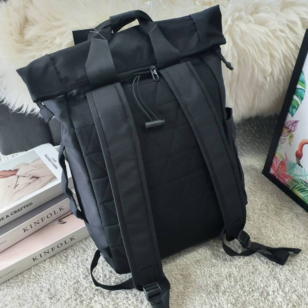 กระเป๋าเป้ใบใหญ่ Nike อะไหล่สีดำด้านหน้ามีโลโก้แบรนด์สีดำทั้งใบ ด้านหน้ามีช่องซิปใหญ่จุของได้เยอะมาก