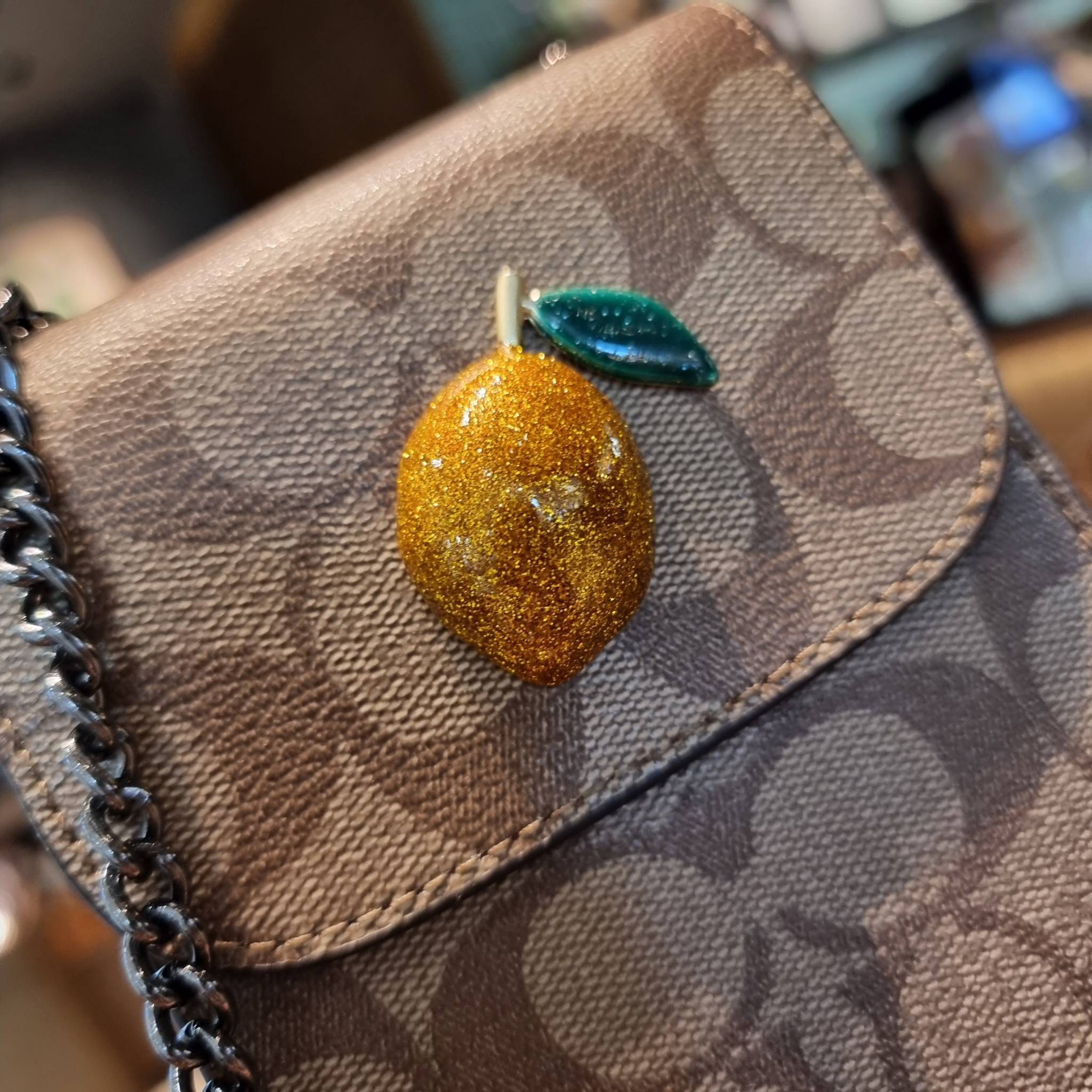 COACH F73486 NORTH/SOUTH PHONE CROSSBODY IN SIGNATURE CANVAS WITH FRUIT 🍒🍓🍋 แจกความสดใสกันอีกครั้ง!! กับกระเป๋าสะพายเอนกประสงค์ Case phone ใส่โทรศัพท์มือถือได้ทุกรุ่น ดีไซน์ลายผลไม้ฉ่ำๆ สวยมีเสน่ห์ 💖 วัสดุหนังแคนวาสคุณภาพ ฝ