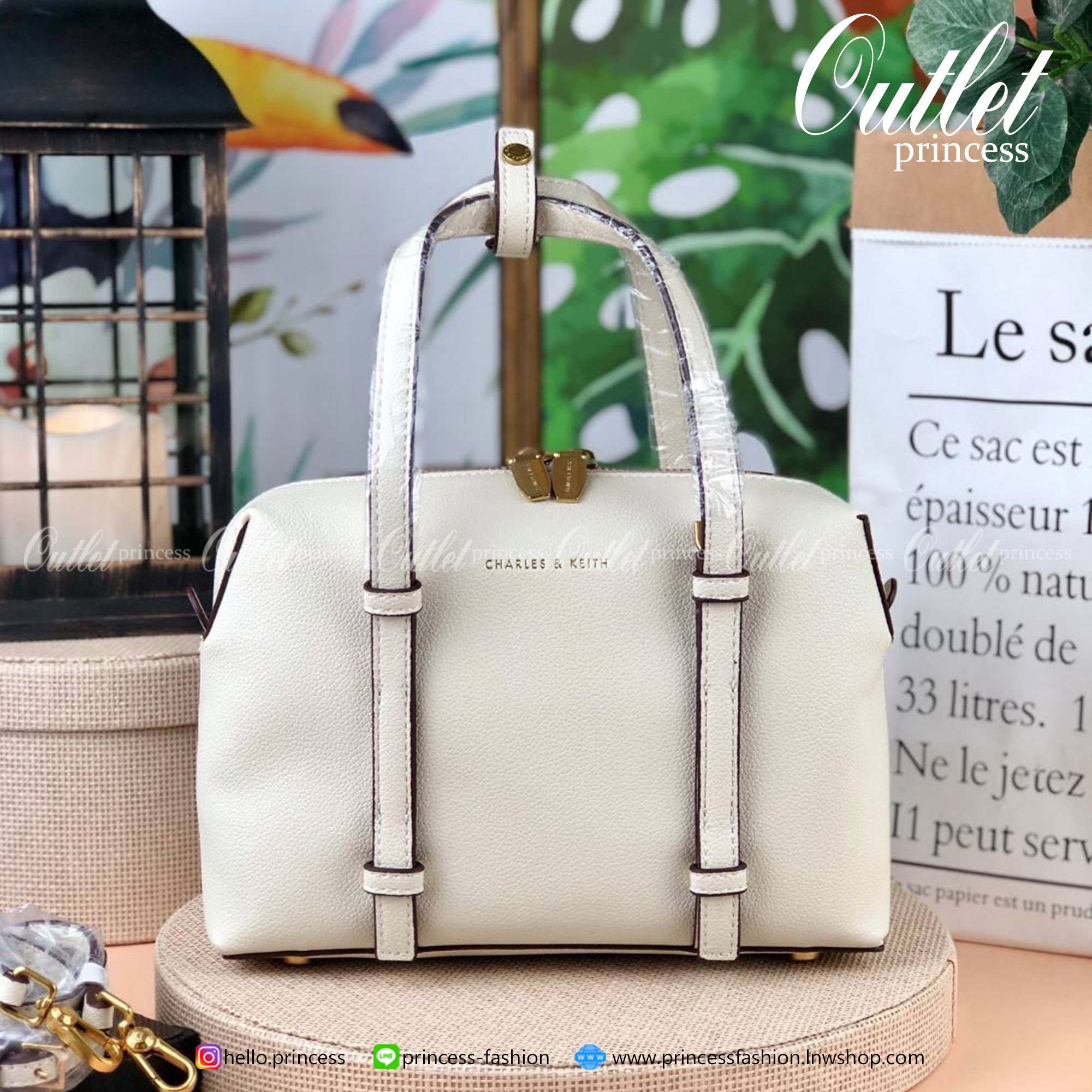 Charles & Keith Bowling Bag กระเป๋าถือ/สะพายทรงโบว์ลิ่ง จุของดีมากๆ วัสดุหนังลายลิ้นจี่ ปั๊มโลโก้แบรนด์ด้านหน้า มีหมุดรองฐานกระเป๋าทั้ง 4 มุม รุ่นนี้จะมีตัวล็อกหูหิ้วกระเป๋าด้วยค่า เปิดปิดแบบซิป ด้านในมีช่องซิปเล็กอีก 1 ช่อง ใส่กระเป๋าเงินใบยาวได้ค่า กับข