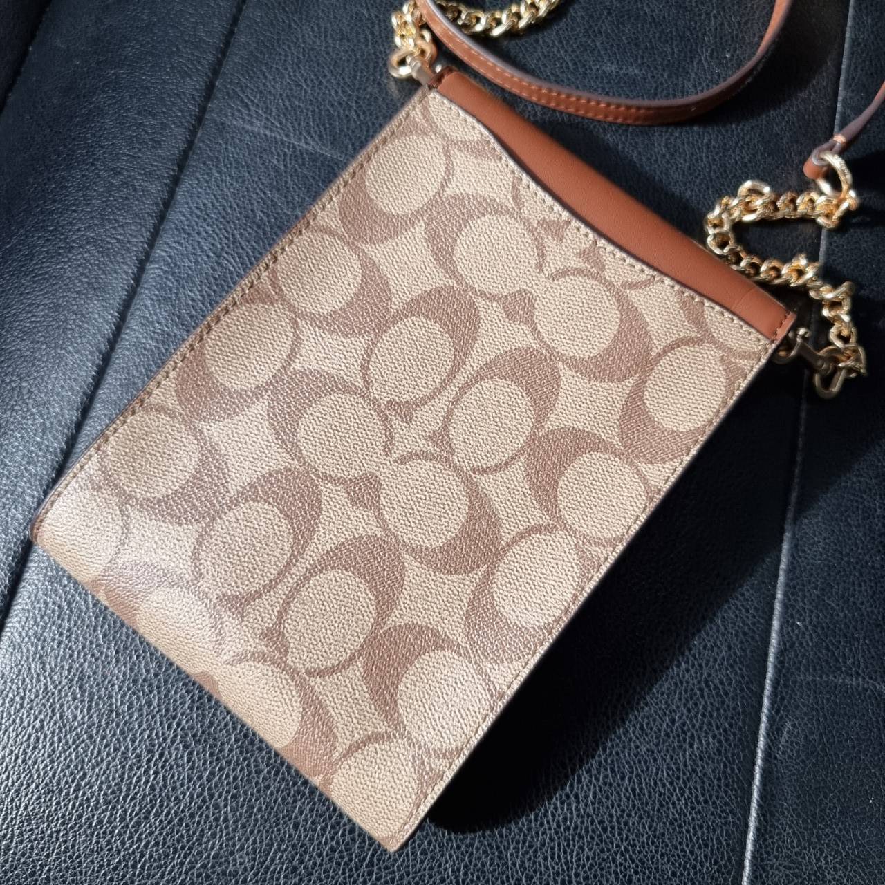 COACH 3051 RACHEL PHONE CROSSBODY IN SIGNATURE CANVAS HOT ITEM!! กระเป๋าสะพาย case phone ต้องมา ให้คุณพกพา gadget ล้ำไปได้ทุกที่ ใส่โทรศัพท์มือถือได้ทุกรุ่น ดีไซน์ใหญ่กว่าเดิม และยังมีช่องเก็บบัตรให้เพิ่มไปอีก ดีไซน์ลายซีคลาสสิค วัสดุหนังแคนวาส เปิด-ปิดด้