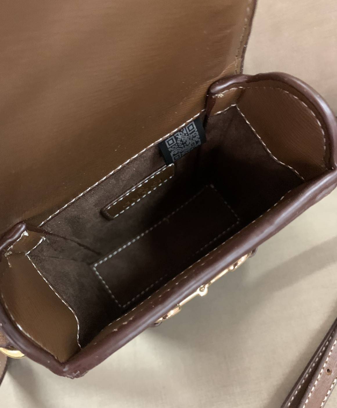 Gucci Horsebit 1955 Phone Bag with Strap กระเป๋าสะพาย กระเป๋าใส่โทรศัพท์ งานแฟชั่นคลาสสิก หนังผสมวัวแท้สีน้ำตาล อะไหล่สวย ดีไซต์สัญลักษณ์วงแหวนตามแบบฉบับ GG มาพร้อมกล่องแบรนด์และสายสะพายยาวที่สามารถปรับระดับได้ พร้อมส่งให้สะพาย สวยๆ กันแล้ววันนี้ ใบนี้ mu