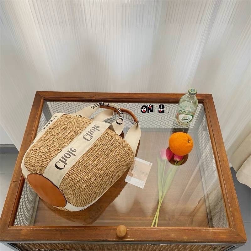 CHLOE small woody basket / Chloe bucket กระเป๋าสะพายสานทรงตะกร้า ใบเล็ก ยอดฮิตติดลมของแบรนด์ ด้วยวัสดุสังเคราห์จากธรรมชาติ สานทอเต็มใบออกมาเป็นลวดลายสวยงาม