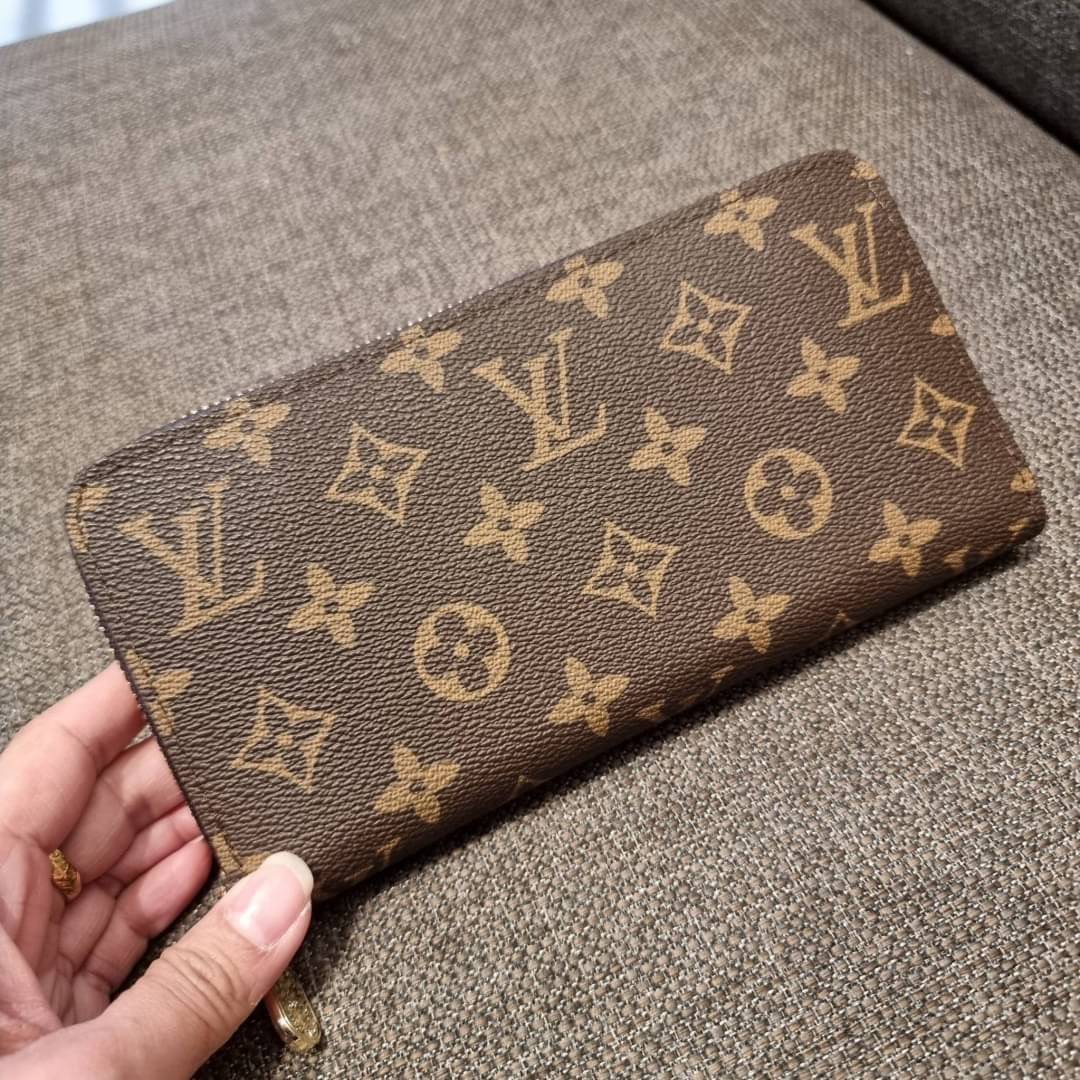 1ซิป LV long wallet ไอเท็มสุดฮิต ติดทุกกระแส แรงไม่เคยตก รุ่น unisex ที่จะหนุ่มๆสาวๆ ก็เลิฟได้หมด!! ใบยาวขนาดกำลังเหมาะมือ ถือแล้วขับผิวทุกสี วัสดุหนังแคนวาส ทนทาน เปิด-ปิดด้วยซิปรอบ ภายในมีช่องใส่บัตรเยอะ แบ่งสัดส่วนสวย ใส่ธนบัตรได้เน้นๆ ใส่เงินไปเลยจ้าห