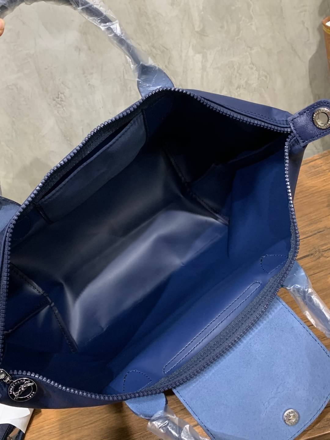 Longchamp Le Pliage Neo Size M มาพบกับกระเป๋ารุ่นยอดนิยม ที่สาวๆ ต้องมีไว้เก็บไว้สักใบ กระเป๋าโท้ทใบนี้ มาพร้อมกับสีที่มีสไตล์เรียบง่าย มีสายสะพายยาวช่วยให้คุณสามารถสะพายไหล่ได้อย่างสบาย ในขณะที่ที่ปิดแบบซิปช่วยให้คุณมั่นใจได้ว่าของด้านในมีความปลอดภัย Le 