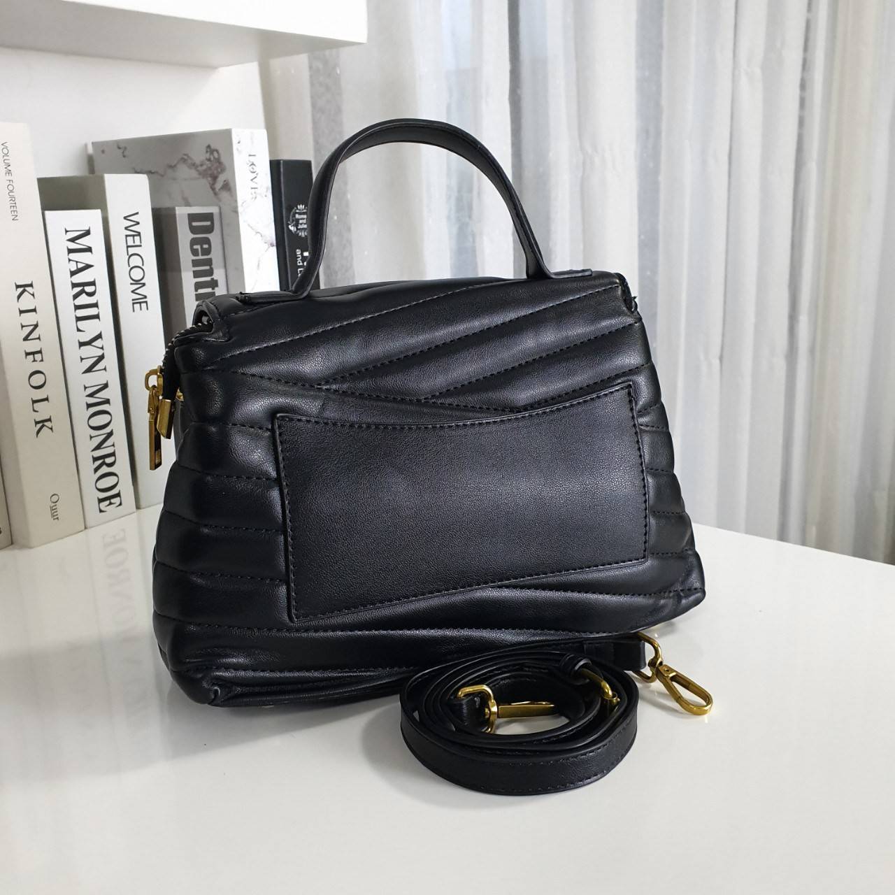 Tory Burch Kira chevron Qulited Bag กระเป๋าสะพายทรงสวย ใบขนาดเล็กกำลังดี วัสดุหนังสังเคราะห์ นิ่มมือมากกก **อะไหล่ทองวินเทจ ประดับโลโก้แบรนด์เป็นตัวล็อคด้านหน้า ด้านในบุผ้ากำมะหยี่สีแดง แบ่งช่องเป็นสักส่วน พร้อมช่องซิปกลาง สามารถใส่กระเป๋าสตางค์ใบกลาง มือ