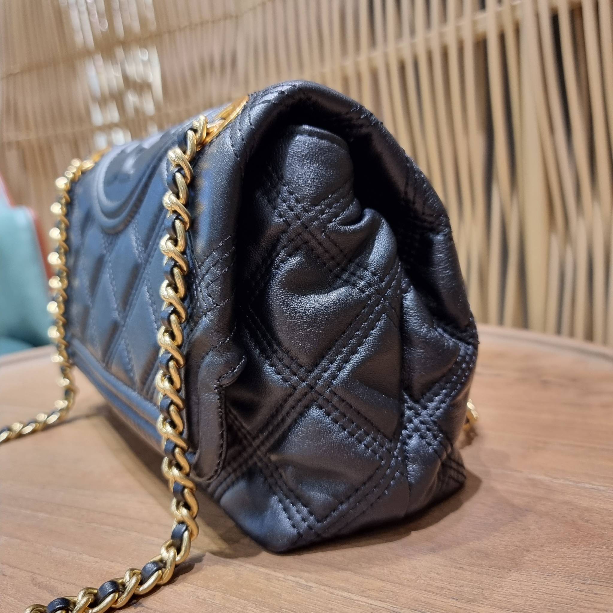 TORY BURCH FLEMING SOFT CONVERTIBLE SHOULDER BAG รุ่นหายากที่สาวๆตามหา มาพร้อมเสิร์ฟความสวยถึงบ้านไปเลยจ้า รอบนี้คัดสีสวยๆมาให้ได้ช้อปกันอย่างจุใจไปเลย กระเป๋าสะพายไหล่ หนังแท้นิ่มเต็มใบ สวยหรูดูแพง เปิด-ปิดด้วยตัวกดล็อคแน่นหนา สายสะพายในตัวปรับใช้ได้ 2 แ