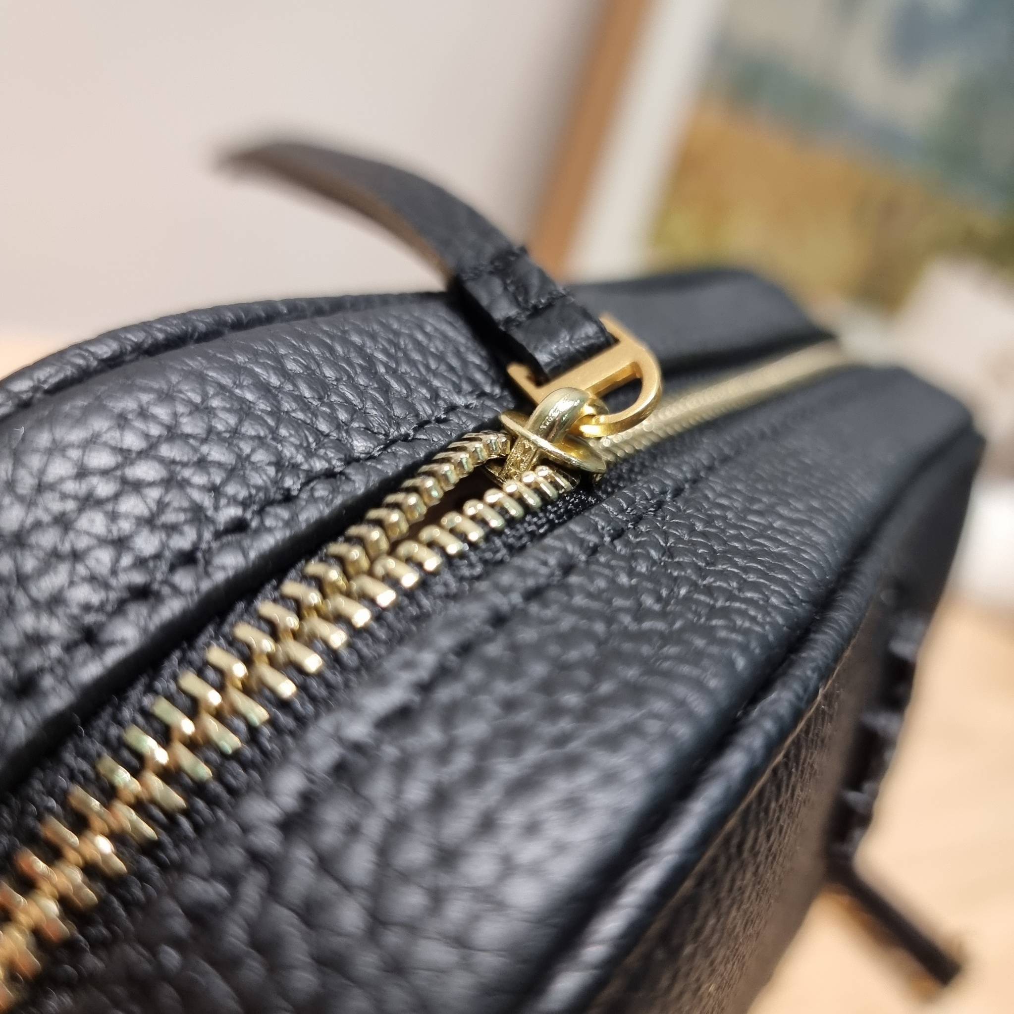 TORY BURCH MCGRAW CAMERA BAG ใหม่จากคอลเลคชั่นสุดคลาสสิค กับกระเป๋าสะพายข้าง ทรงกล่องไซส์กะทัดรัด น้ำหนักเบา ใช้งานง่ายด้วยซิปรูดเปิดปิด แมทช์ได้กับทุกสไตล์การแต่งตัว