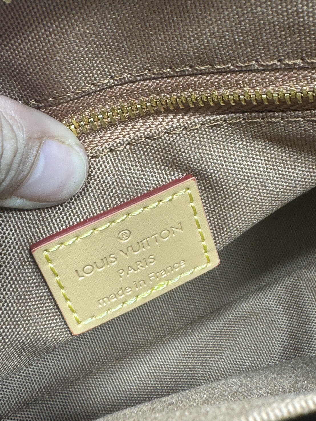 ORI หนังแท้ | LV CarryAll Monogram canvas 25cm กระเป๋าสะพายแครี่ออลรุ่นใหม่ ขนาดกำลังสวย ดีไซน์เรียบหรู มาพร้อมห่วงโซ่หัวใจห้อยสุดคิ้ว และสายสะพายแยกถอดได้ สวยหรูคลาสสิก