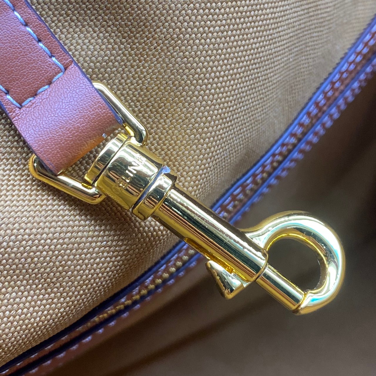 Large : Celine Triomphe Tote Handbag / Celine Tote Bag / Celine Delightful Monogram Tote พร้อมส่ง กระเป๋าถือใบใหญ่ พร้อมสายสะพายถอดได้ เป็นอีกหนึ่งใบที่คุ้มค่าคุ้มราคามากสำหรับสาวๆที่ชอบพกพาสิ่งของเยอะ