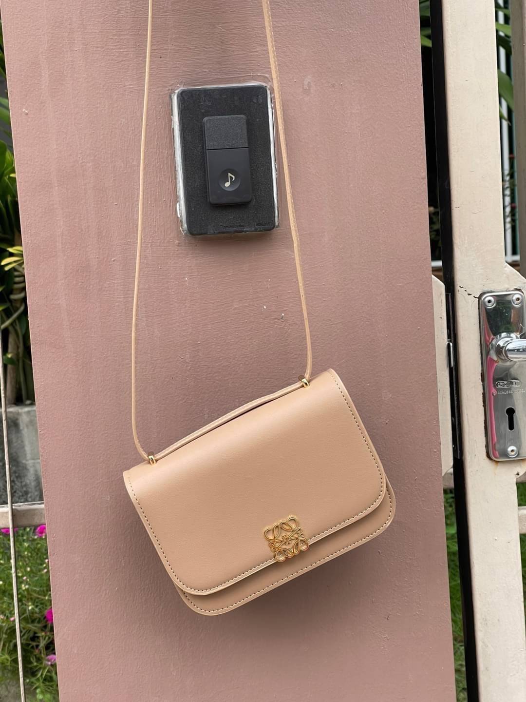 small : LOEWE Goya anagram small leather shoulder bag มาทำความรู้จักทุกดีเทลของ กระเป๋า GOYA ไอเท็มใบใหม่ล่าสุดจาก Loewe ด้วยรูปทรงกล่องอันคลาสสิกที่มาพร้อมรายละเอียดอันน่าค้นหา ด้วยรูปทรงบ็อกสุดคลาสสิก พร้อมโครงสร้างที่กะทัดรัดเปี่ยมไปด้วยสเน่ห์น่าค้นหา 