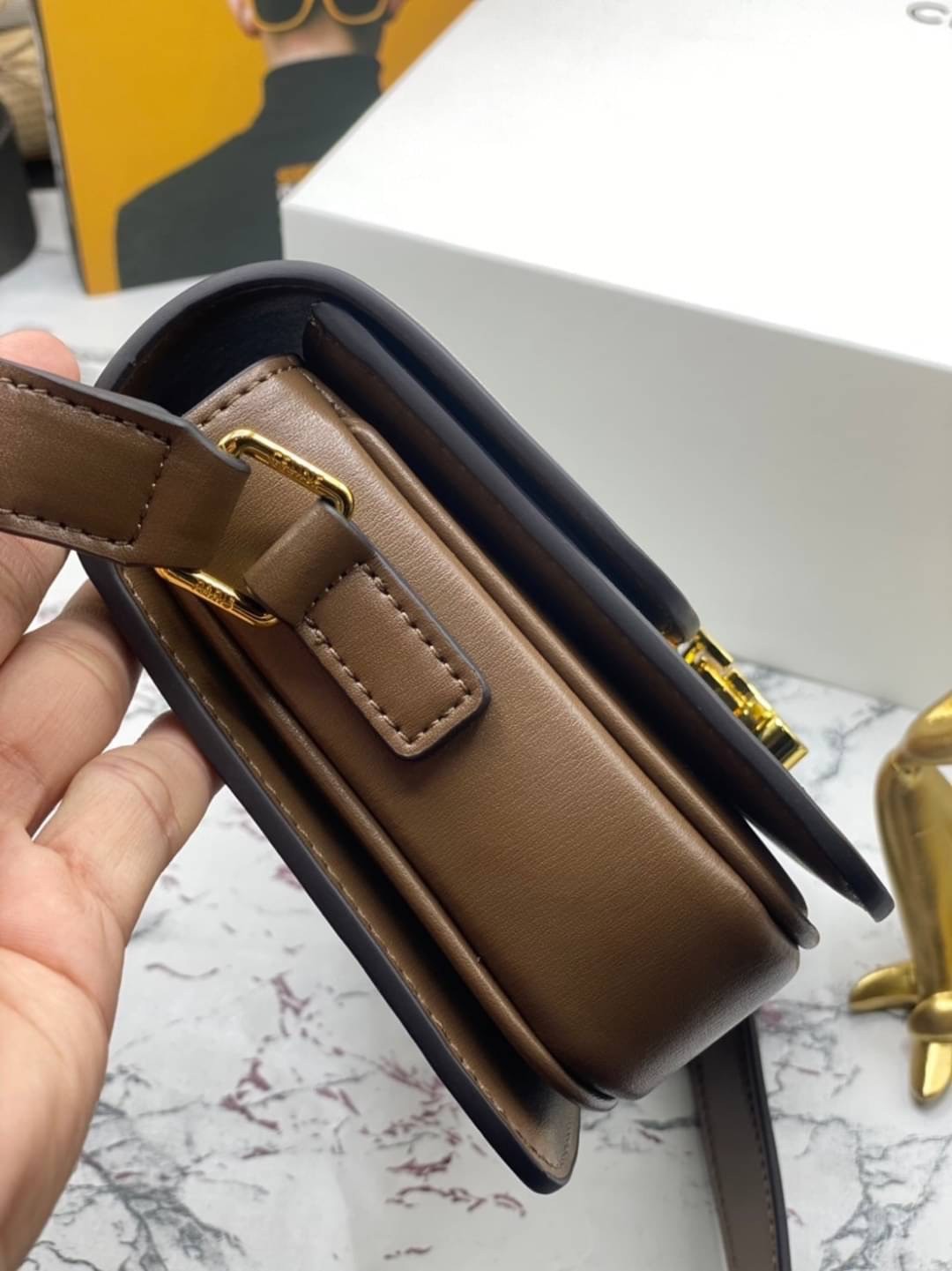 CELINE TRIOMPHE CROSSBODY BAG / CELINE TEEN ดีไซน์ยอดนิยมสไตล์ LISA ทรงสี่เหลี่ยมหนังสวยหรูอยู่ทรงเปิดปิดด้วยฝาปิดโลโก้แบรนด์อะไหล่ทอง ภายในมีช่องหลัก ช่องย่อย และช่องซิป สามารถใส่มือถือของใช้จุกจิกได้เยอะ มาพร้อมสายสะพายหนังยาวปรับระดับได้ จะสะพายไหล่ CR