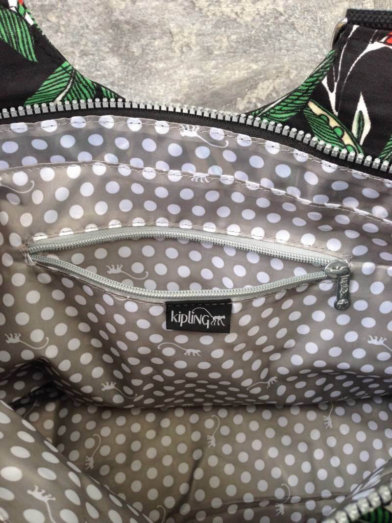 Kipling รุ่น Cicele กระเป๋าสะพายไหล่ใบใหญ่ สวยน่ารัก ตัวกระเป๋าด้านในเป็นช่องโล่งแบบปิดเปิดด้วยซิป มีช่องซิปด้านใน ด้านข้างกระเป๋า มี 2 ช่อง ปิดเปิด ด้วยเทป พร้อมที่ใส่โทรศัพท์ ปากกา และ MP 3 ในส่วนด้านใน และ ด้านข้างกระเป๋า ซ้าย-ขวา เป็นช่องขนาดเล็กสำหรั