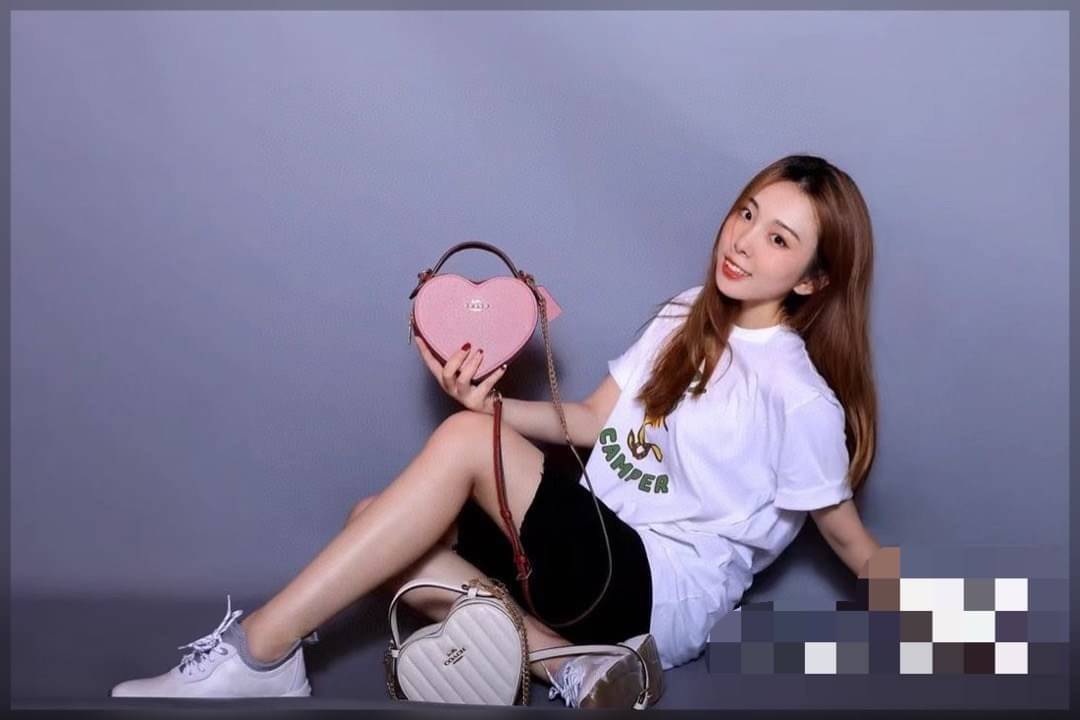 ต้อนรับวาเลนไทน์นี้ ❤️พร้อมส่งความรักหว๊านหว๊านค่ะ❤️ COACH HEART CROSSBODY BAG ((C5118//C5119)) 💥Limited edition หลงรักแน่นอน💋 พร้อมส่งที่ไทยก่อนใครวันนี้!