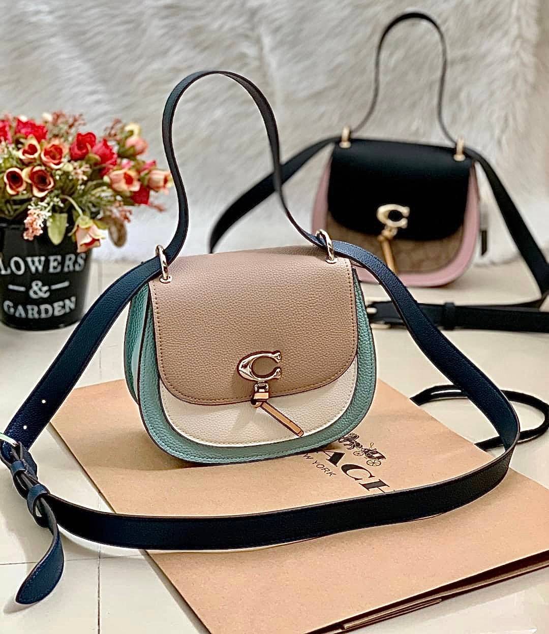 OUTLET 】COACH REMI SADDLE BAG IN COLORBLOCK ((1330)) รุ่นแนะนำ คลาสสิคน่าใช้มากๆ วัยใสๆใช้ดีค่ะ 😘 พร้อมส่งที่ไทยอีกครั้ง! กระเป๋าสะพายข้าง//ครอสบอดี้ร์//หรือทบเป็นสายคู่สะพายไหล่ได้ค่ะ แล้วแต่ชอบเลยค่ะ! วัสดุหนังแท้ ลายหนังสวยมากๆค่ะรุ่นนี้ หลงรัก