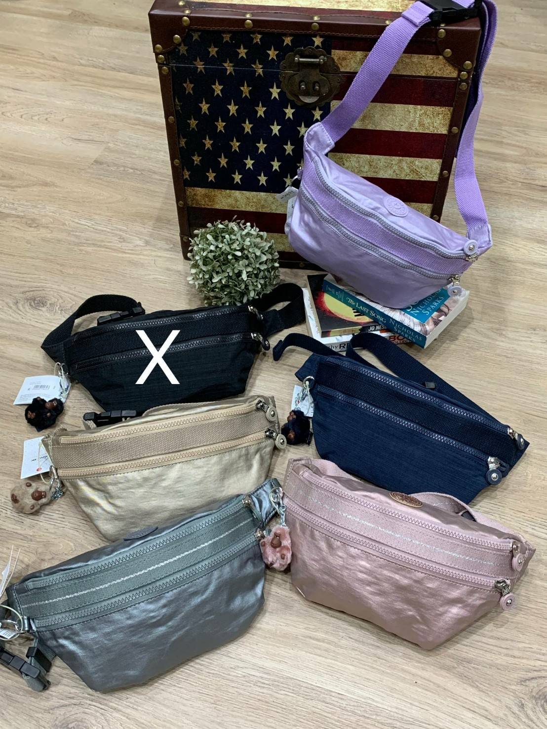 5สี Kipling WHISPER Basic Fanny Pack รุ่นใหม่ล่าสุดกับกระเป๋าทรงคาดอกหรือคาดเอวสุดชิค วัสดุpolyester100% น้ำหนักเบา มีช่องซิปใช้งานหลัก2ช่อง ใส่กระเป๋าสตางค์ทรงยาวได้ ขนาดกำลังดี สายสะพายปรับความยาวได้ฟรีไซส์ ประดับพวงกุญแจลิงน่ารัก สามารถถอดออกได้ มีรูปแ