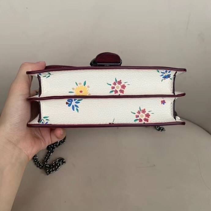 COACH TABBY CROSSBODY WITH WILDFLOWER PRINT ((810)) พร้อมส่งที่ไทยค่ะ! กระเป๋าสะพายครอสบอดี้ร์หรือสามารถถือแบบคลัทออกงานสวยๆได้เลยนะคะ วัสดุหนังแท้ หนังนิ่มค่ะ