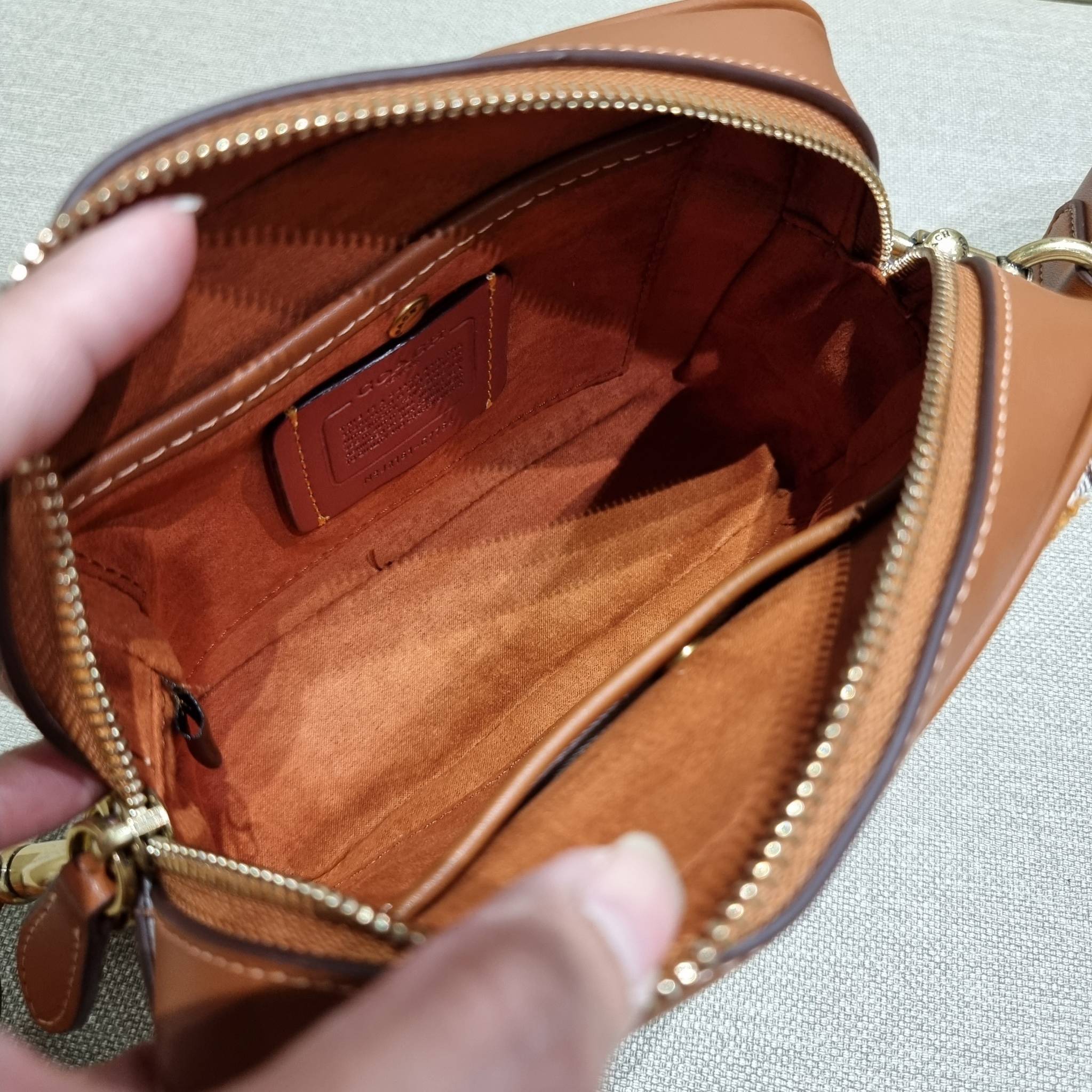 COACH C7764 STUDIO CAMERA BAG 19 IN SIGNATURE TEXTILE JACQUARD WITH CREATURES น้องเล็กใหม่สุดอีกหนึ่ง!! ขนาดเล็กกะทัดรัด มาแบบเลิศๆหรูๆมากแม่ พร้อมเทกเจอร์สุดคิ้วท์!! กระเป๋าสะพายข้างลุคไฮน์ ที่ดีไซน์ออกมาได้ปัง และดูแพงมากๆ ด้วยดีเทลคลาสสิคผสานความเป็นเอ