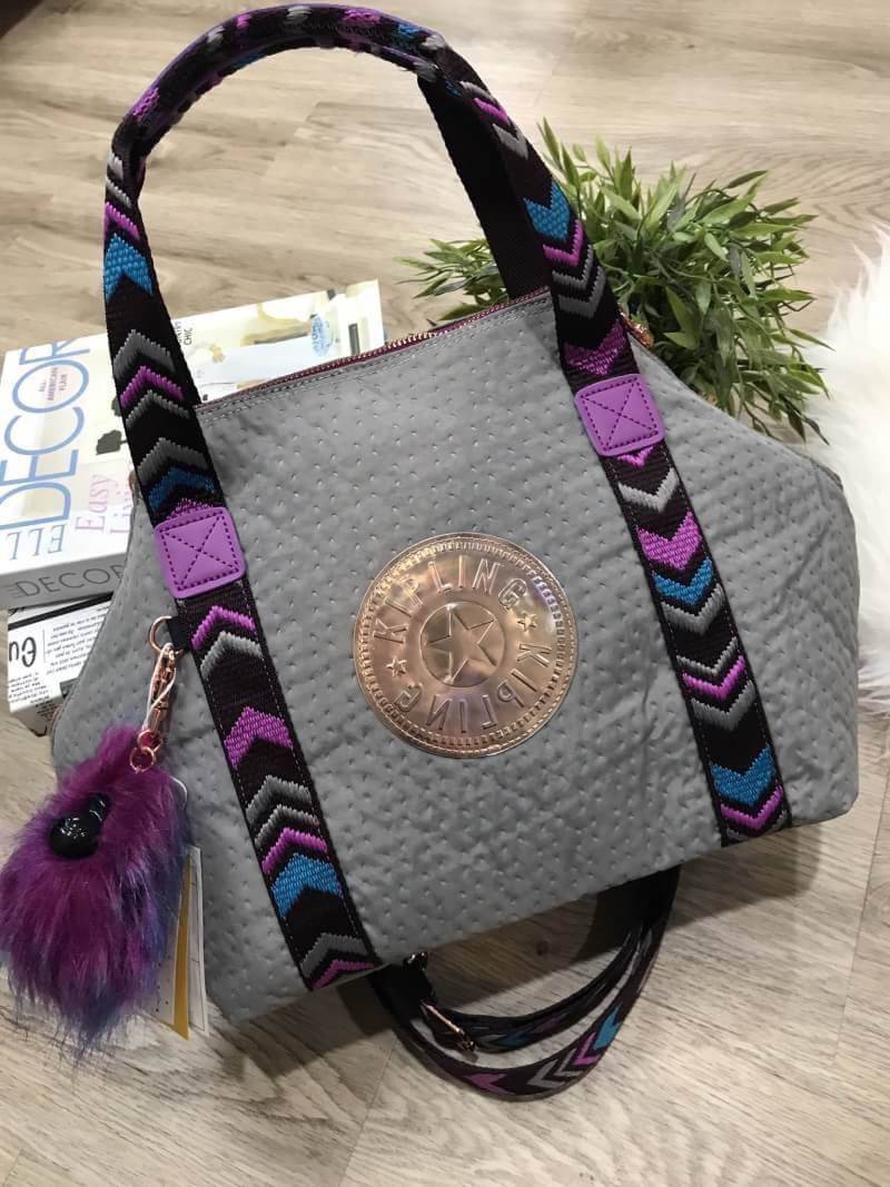 BEST SELLER! NEW! KIPLING ART TOTE BAG กระเป๋าถือหรือสะพายรุ่นใหม่ Special Limited Edition วัสดุ Nylon+Polyester 100% น้ำหนักเบาโดดเด่นที่สามารถรูดซิปมุมกระเป๋าเปลี่ยนทรงได้ไม่จำเจ มีหูหิ้วสะพายไหล่เเละสายยาว crossbody เลื่อนปรับระดับได้ มือจับหูหิ้วเป็นห
