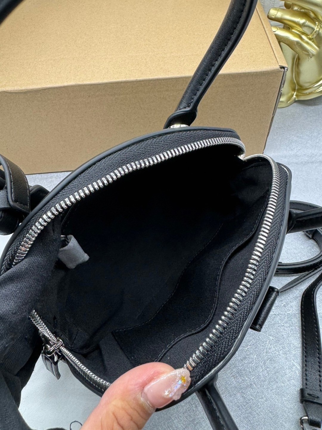 M.C.M TRACY TOTE IN VISETOS กระเป๋าถือ/สะพายข้าง ทรงยูนีคโดดเด่น น่าใช้ หูจับในตัว เกรดออริ สลับแท้ 1:1