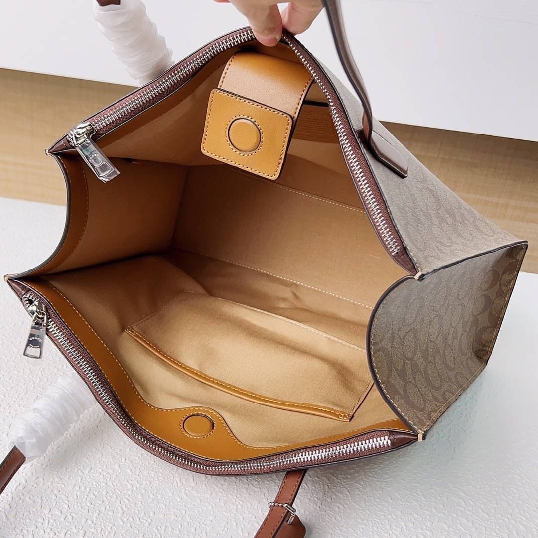 COACH NINA TOTE IN SIGNATURE CANVAS CL399 พร้อมส่ง 2 สี กระเป๋าโท้ทสะพายไหล่ ใบใหญ่ คอลเลคชั่นใหม่ ตอบโจทย์คนที่ชอบใส่ของเยอะๆได้อย่างดี ดีไซน์รูปทรงคลาสสิค เรียบหรู
