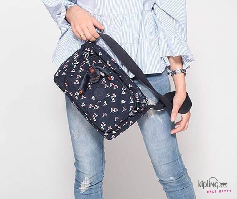 Kipling Reth กระเป๋าสะพายทรงสวย รุ่นยอดนิยม สายสะพายปรับระดับสั้น-ยาว เป็นกระเป๋าสะพายแบบ cross body ได้ค่ะ ช่องซิปเยอะ ใส่ของได้เป็นสัดส่วน จุสัมภาระได้ดีเลยค่ะ ทรงสวย สะพายน่ารักมาก ห้ามพลาดเลยค่ารุ่นนี้
