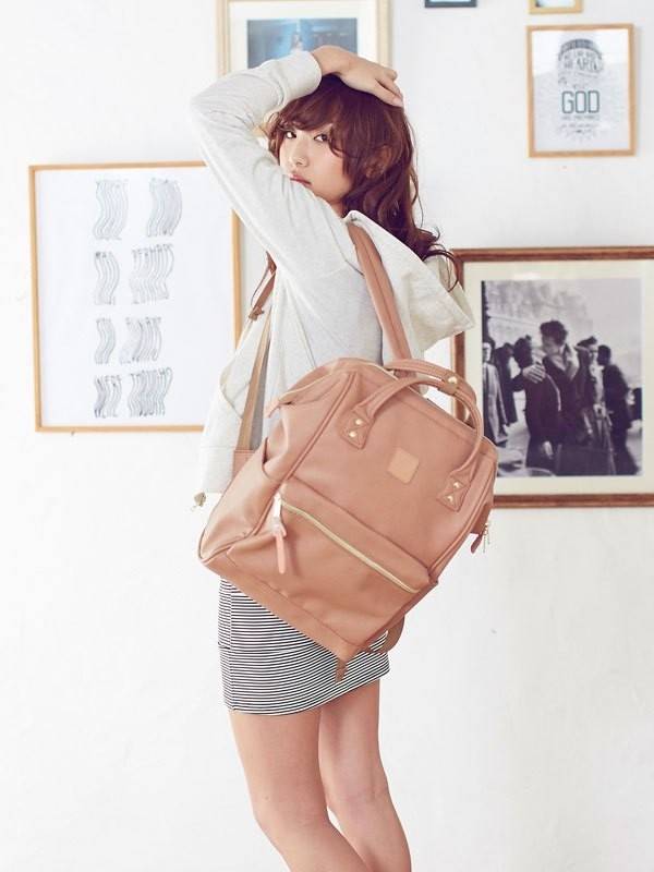 กระเป๋าเป้ Anello สีน้ำตาลชมพู สีออกเนื้อ สวยมากๆค่ะ หนังสีชมพู รุ่น Classic นำเข้าจากญี่ปุ่น แท้ พร้อมส่ง รุ่นนี้ ตัวกระเป๋าจะผลิตจากหนัง สามารถกันน้ำได้ หนังคุณภาพดี รูปทรงทันสมัย สีสวย เรียบ ใส่ ได้กับเสื้อผ้าทุกชุด ใส่ได้กับทุกวัย