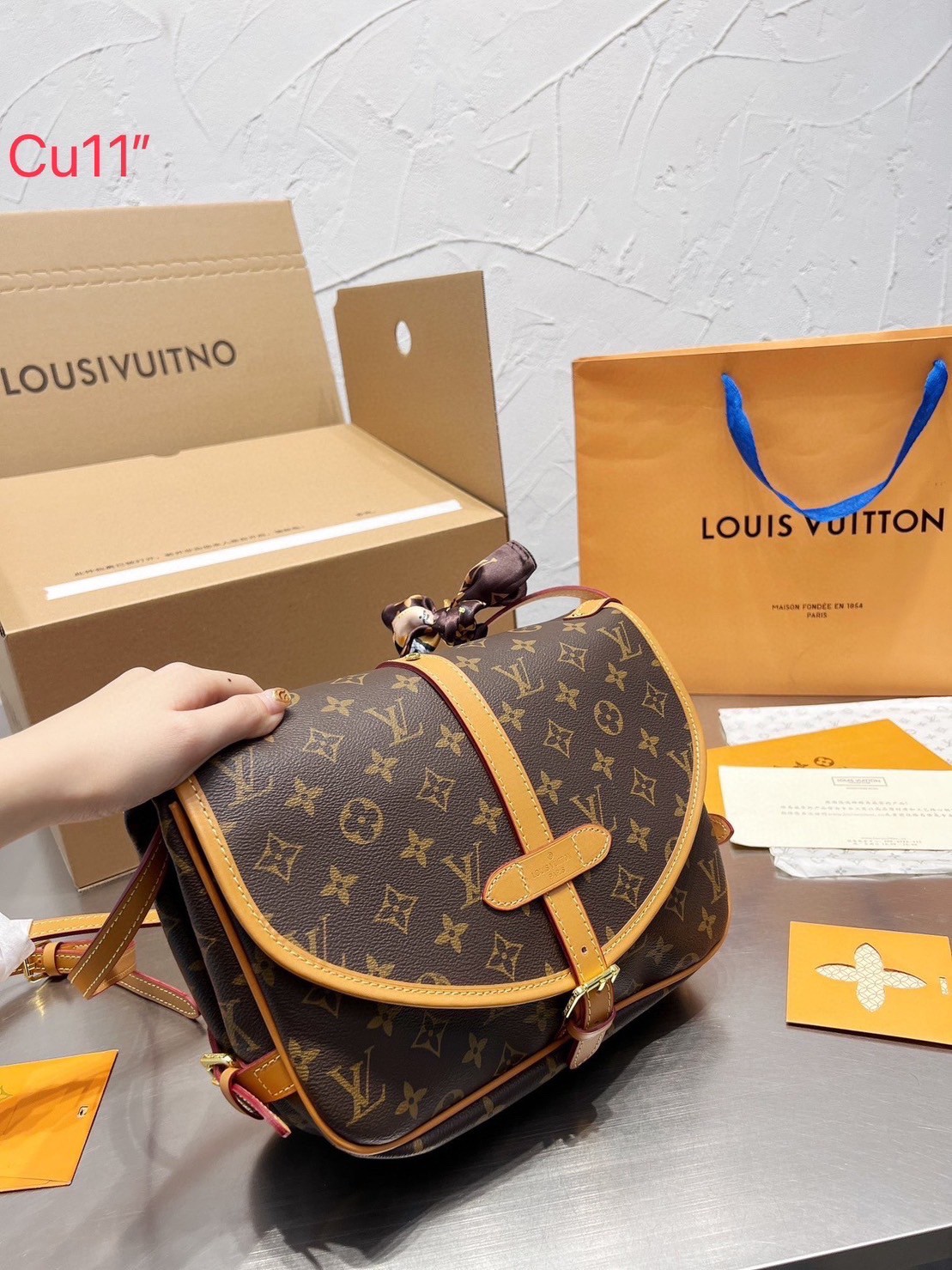 LV SAUMUR MM MONOGRAM BAG / LV Crossbody bag กระเป๋าสะพายพิมพ์ลายโมโนแกรมสุดหรูจากแบรนด์ดัง รูปทรงใช้งานง่าย ภายในจุของได้เยอะ ตอบโจทย์ให้กับทุกลุคทุกสไตล์ ใช้เป็น every ได้เลยค่ะ