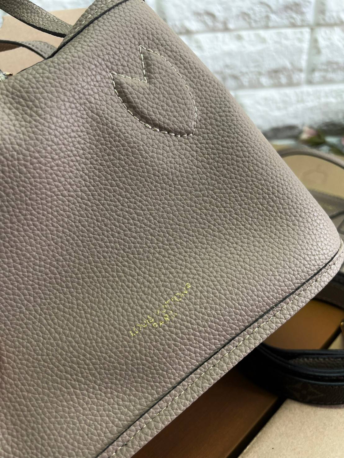 LV Neverfull Bandoulière Inside Out BB กระเป๋าทรงโท้ทไซส์เล็กใช้งานได้สองด้าน มีตะขอเกี่ยวสามารถปรับรูปทรงกระเป๋าได้หนังแท้นิ่มสวย ลายโมโนแกรมและหนังลายเกรน มาพร้อมใบลูกเข้าเซ็ทใส่สายสะพายยาวได้