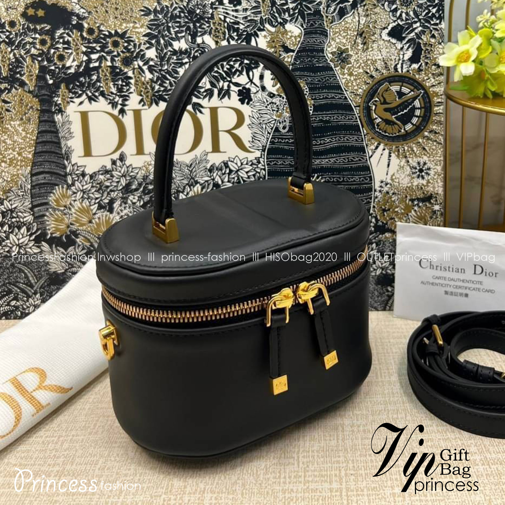Small Dior CD Signature Vanity Case / Dior vanity 16cm กระเป๋าทรงกล่องใบเล็กกะทัดรัด ดีไซน์สวยโดดเด่น มีหูจับในตัว ภายในเป็นช่องโล่งสำหรับจัดเก็บสิ่งของเล็กน้อย เป็นอีกหนึ่งไอเท็มที่ไม่อยากให้พลาดเลยน้า
