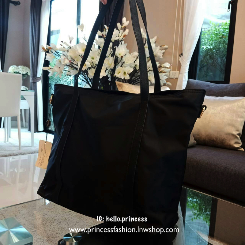 Prada nylon tote bag กระเป๋าสะพายทรง tote วัสดุ nylon premium gift จาก Prada อะไหล่ทอง เปิดปิดด้วยซิป ภายในกว้างใส่ A4, iPad ได้ มีช่องเล็ก และช่องซิป บุผ้าลายแบรนด์ มาพร้อมสายสะพายยาว ปรับได้ freesize ใบนี้ใช้ได้ในทุกวันค่ะ