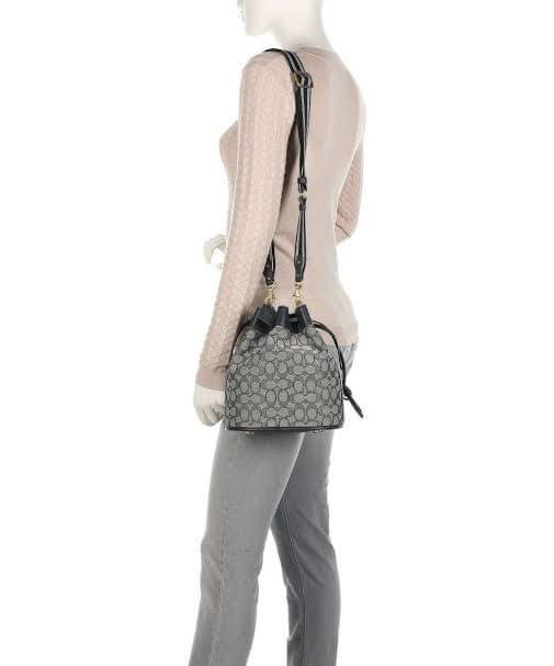 COACH FIELD BUCKET BAG IN SIGNATURE JACQUARD C3853 กระเป๋าสะพายทรงบัคเก็ต รุ่นใหม่ล่าสุด ดีไซน์ลายซิกเนเจอร์บนผ้า jacquard สวยคม เป็นเอกลักษณ์ไม่ซ้ำใคร มาพร้อมสายสะพายผ้าสปอร์ต และสายสั้นสำหรับคล้องแขนได้ สามารถรูดปิดปากกระเป๋าด้วยหนังรอบใบ เพิ่มดีเทลให้ต